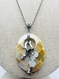 Silver Tone Mother Of Pearl Carved Flowers Pendant Necklace 19”