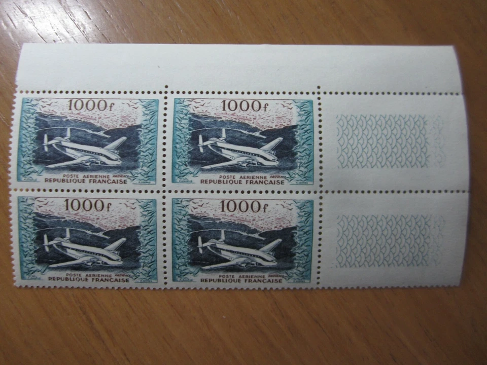TIMBRES POSTE AERIENNE N° 33 BLOC 4 + 2 BDF - PROVENCE - NEUFS SANS CHARNIERE - Photo 1/1