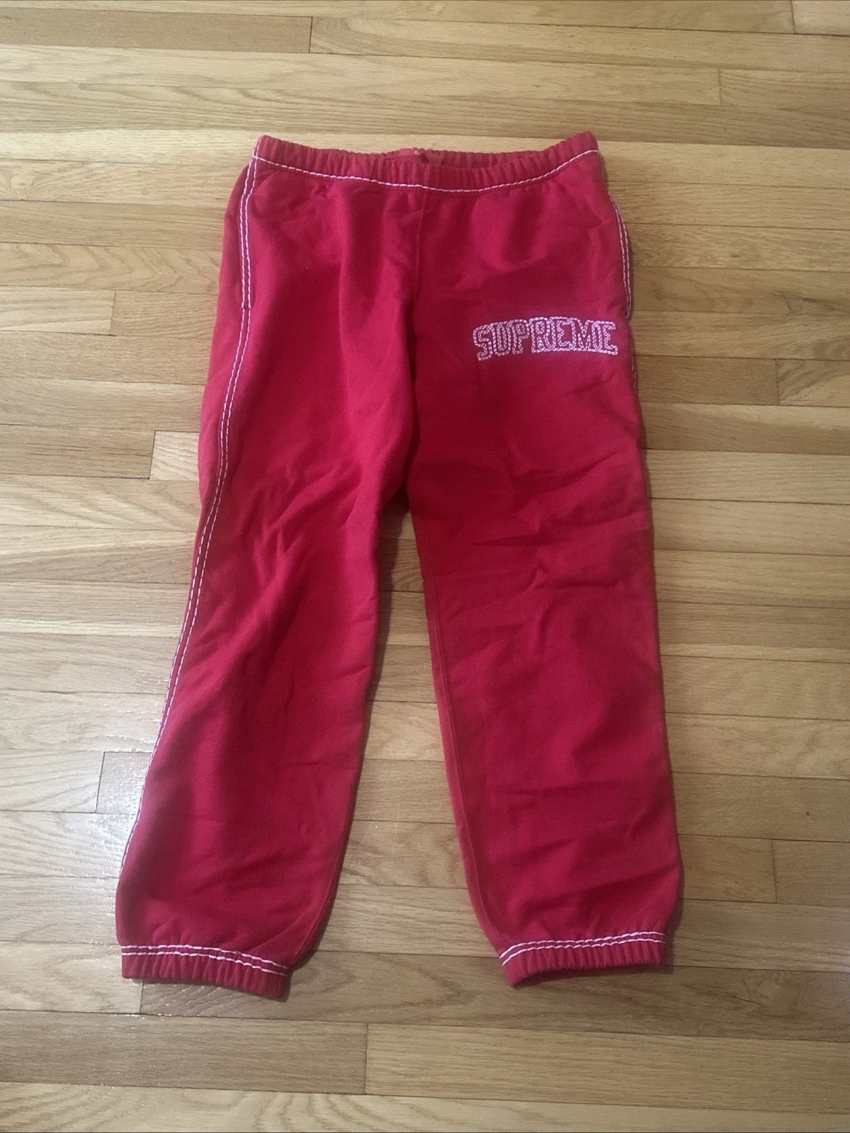 pantalon de survêtement suprême gros point petit rouge