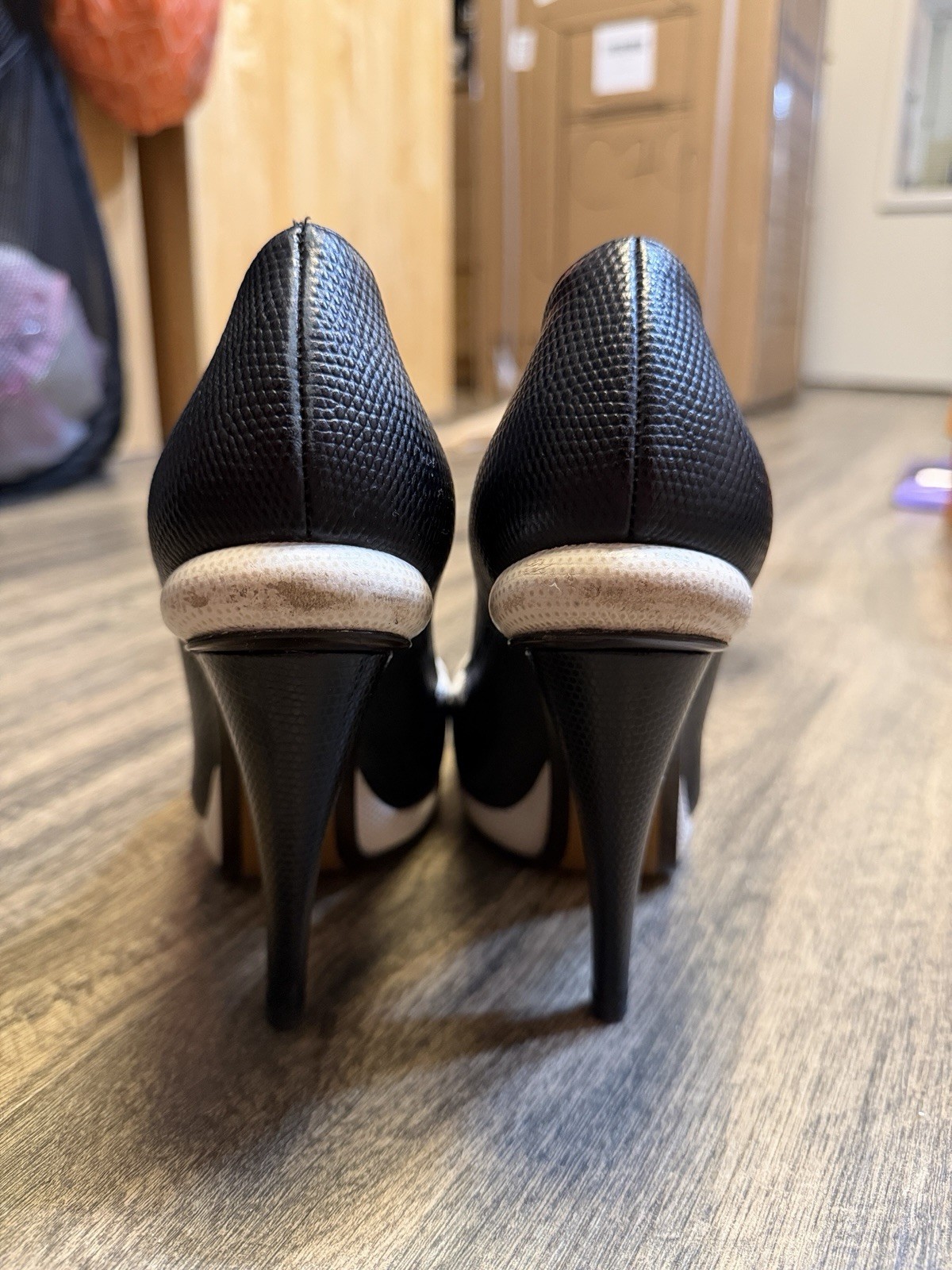 Fendi Women's Heel Lizard Embossed Leather Pumps Back White Yellow thumbnail 5