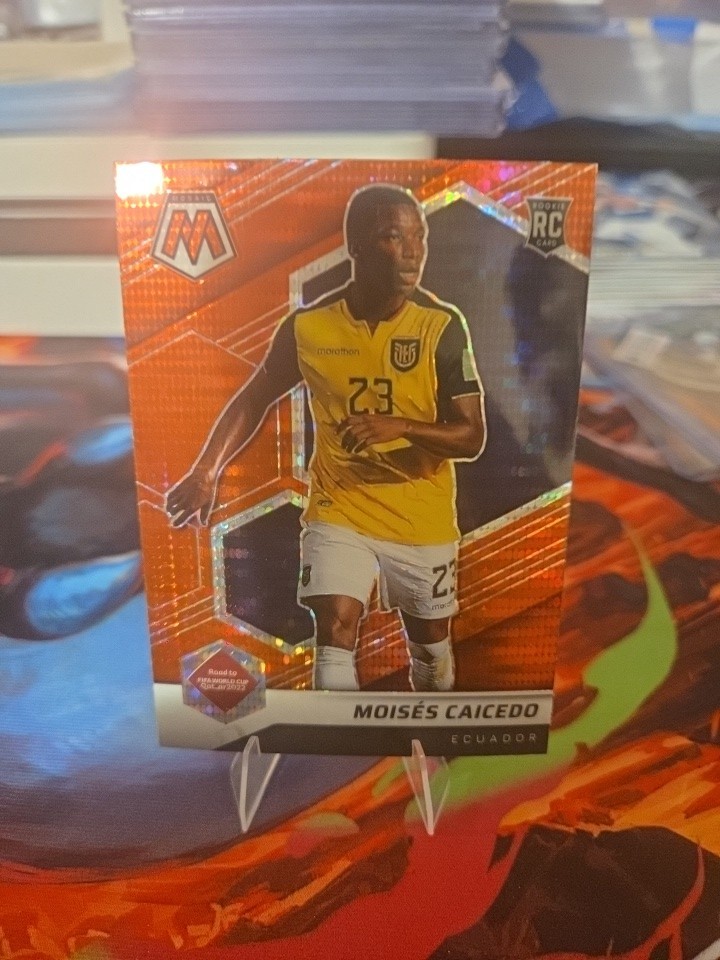 2021-22 Panini Mosaic FIFA Road to World Cup Moisés Caicedo #78 Red Pulsar Prizm