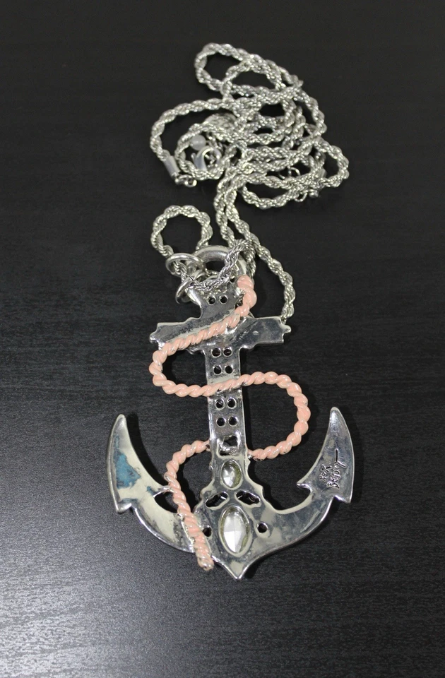 Hermoso collar largo colgante de diamantes de imitación de ancla llamativa de Betsey Johnson  Foto 3 de 4