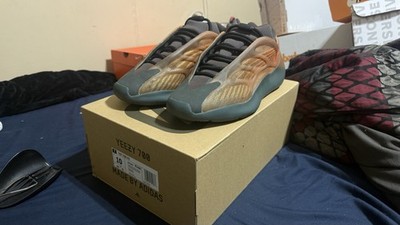 Yeezy 700 V3 size 10