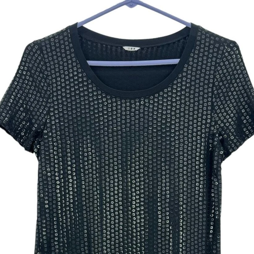 Camiseta negra con adorno de piedra en forma de diamante de tres puntos talla pequeña Foto 2 de 4