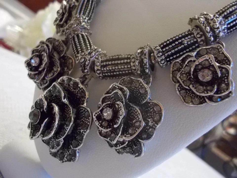 COLLAR BETSEY JOHNSON BOHO ESTILO TIBETANO PLATA ROSAS MARQUESA CON CRISTAL Foto 3 de 4