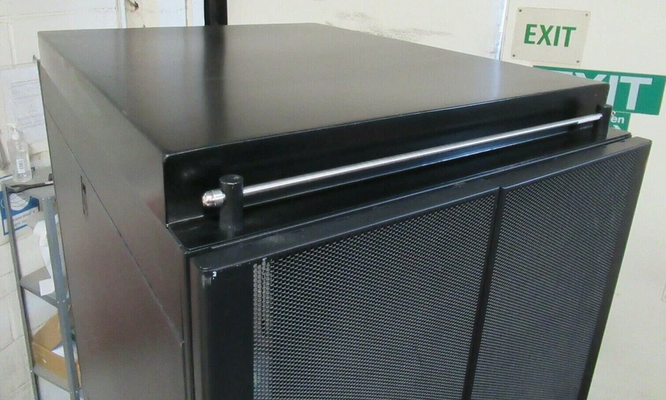 APC AR3150 Netshelter SX 42U Server Rack Security Secure Solid Roof Lid Panel - Image 3 of 4