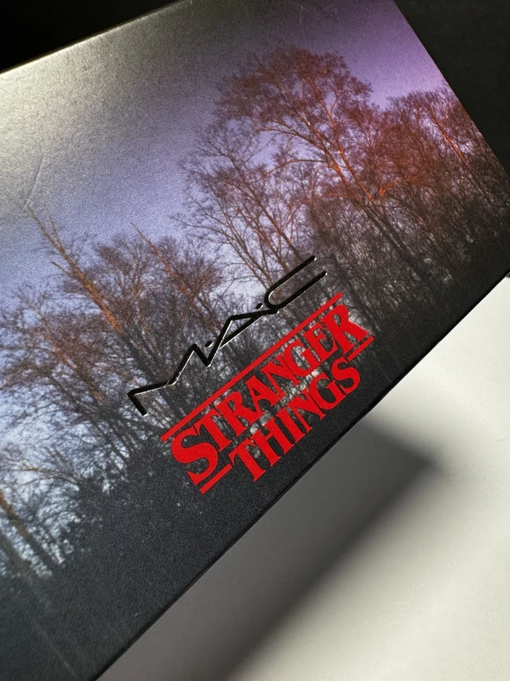 Paleta de ojos MAC x Stranger Things Hawkins clase de 1986 con riñonera NUEVO conjunto Foto 4 de 4