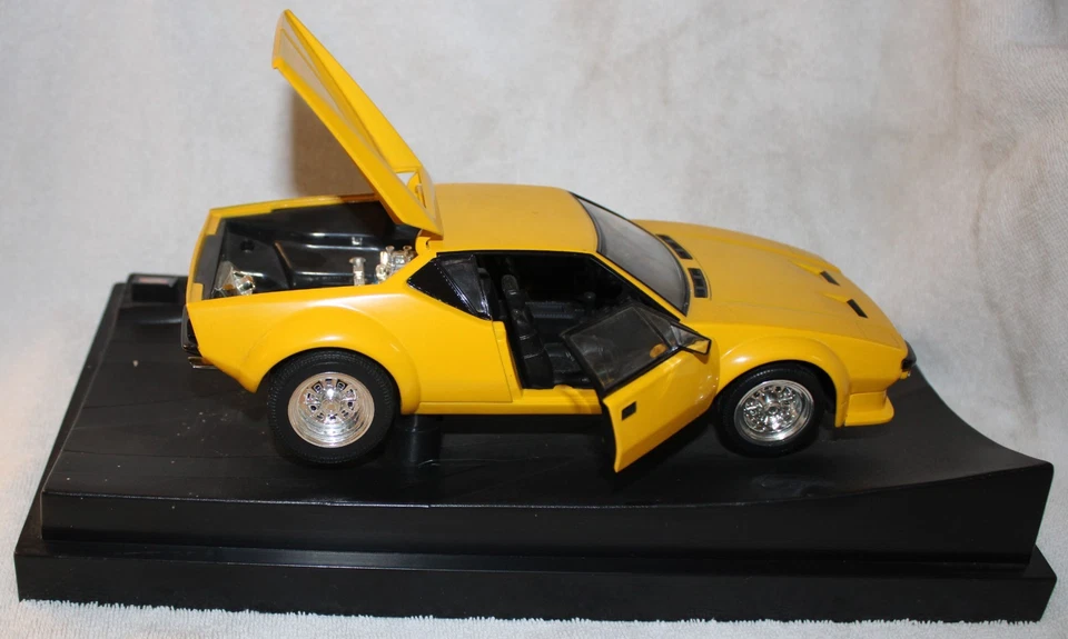 1992 Pantara Detomaso die cast 1/8 scale model from Hot Wheels free shipping - Image 2 of 4