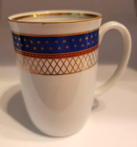 * * * 8 STAR BURST FITZ AND FLOYD COFFEE /TEA MUGS WHITE BLUE RED GOLD STARS NEW