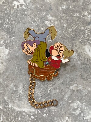 DISNEY DLRP PARIS ZUG ANSTECKNADEL ABZEICHEN DOPEY UND MÜRRISCH IM WAGEN LE 900