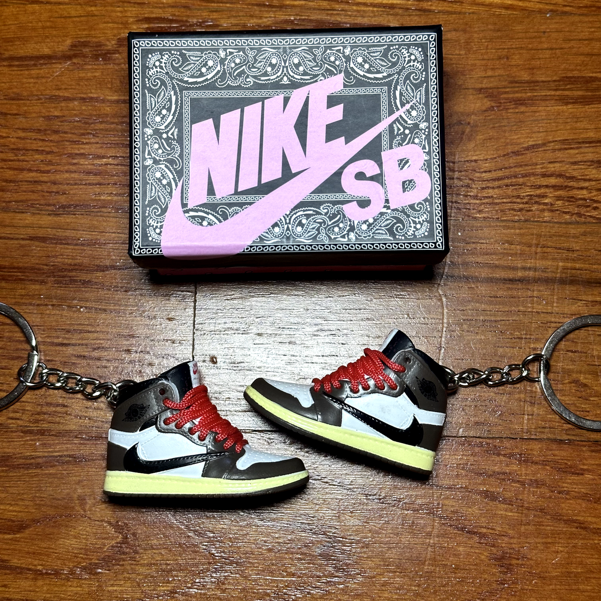 ケージ・アクセサリー Travis Scott Nike Air Jordan 1 27CM Air Jordan 1 High Travis Scott 3D Mini Sneaker Keychain and Shoe