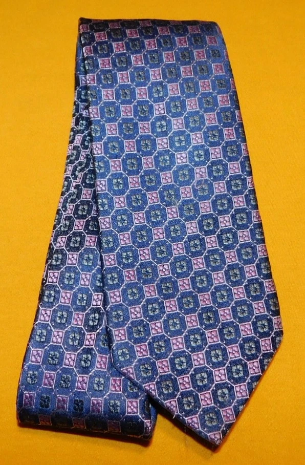 CORBATA CON PATRÓN MEDALLÓN HUGO BOSS HECHA EN ITALIA MORADO/ROSA/AZUL - CORBATAS DE DISEÑADOR. Foto 2 de 3