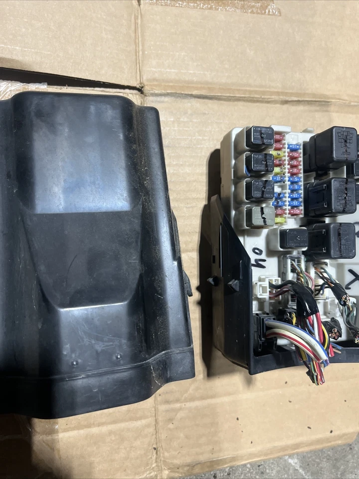 Infiniti G35 2004 cupé IPDM caja de relé de fusibles debajo del capó automático Foto 2 de 3