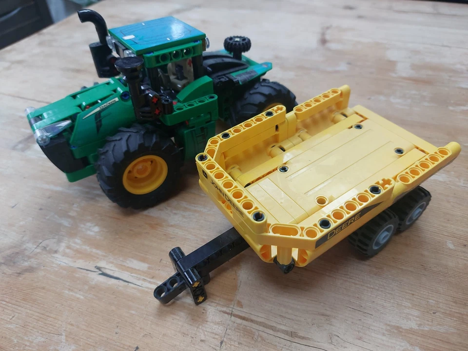 LEGO Technic 42136 John Deere 9620R 4WD Tractor, photo 3 of 5