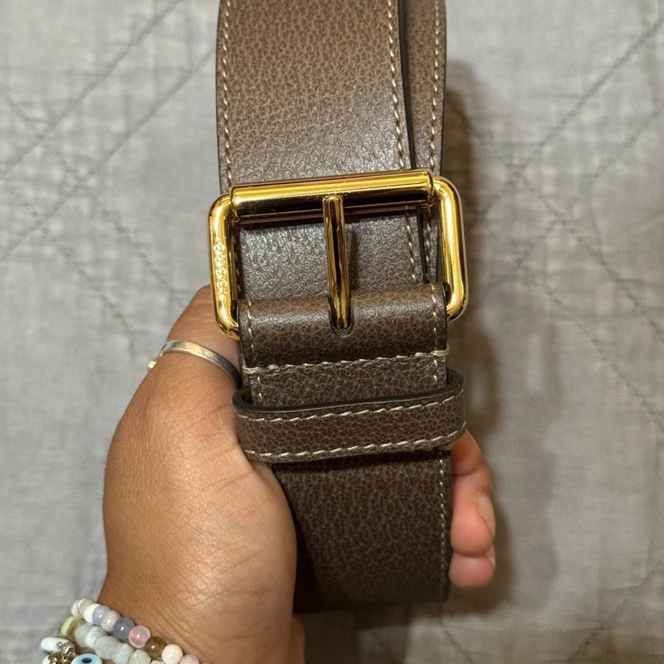 Cinturón para mujer Gucci de cuero marrón con hebilla dorada Foto 4 de 4