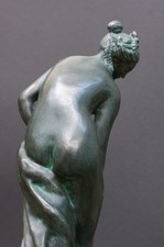 Bronze Skulptur „Venus im Bad“ – Klassische Aktfigur– Auf Marmorsockel by Ruchos
