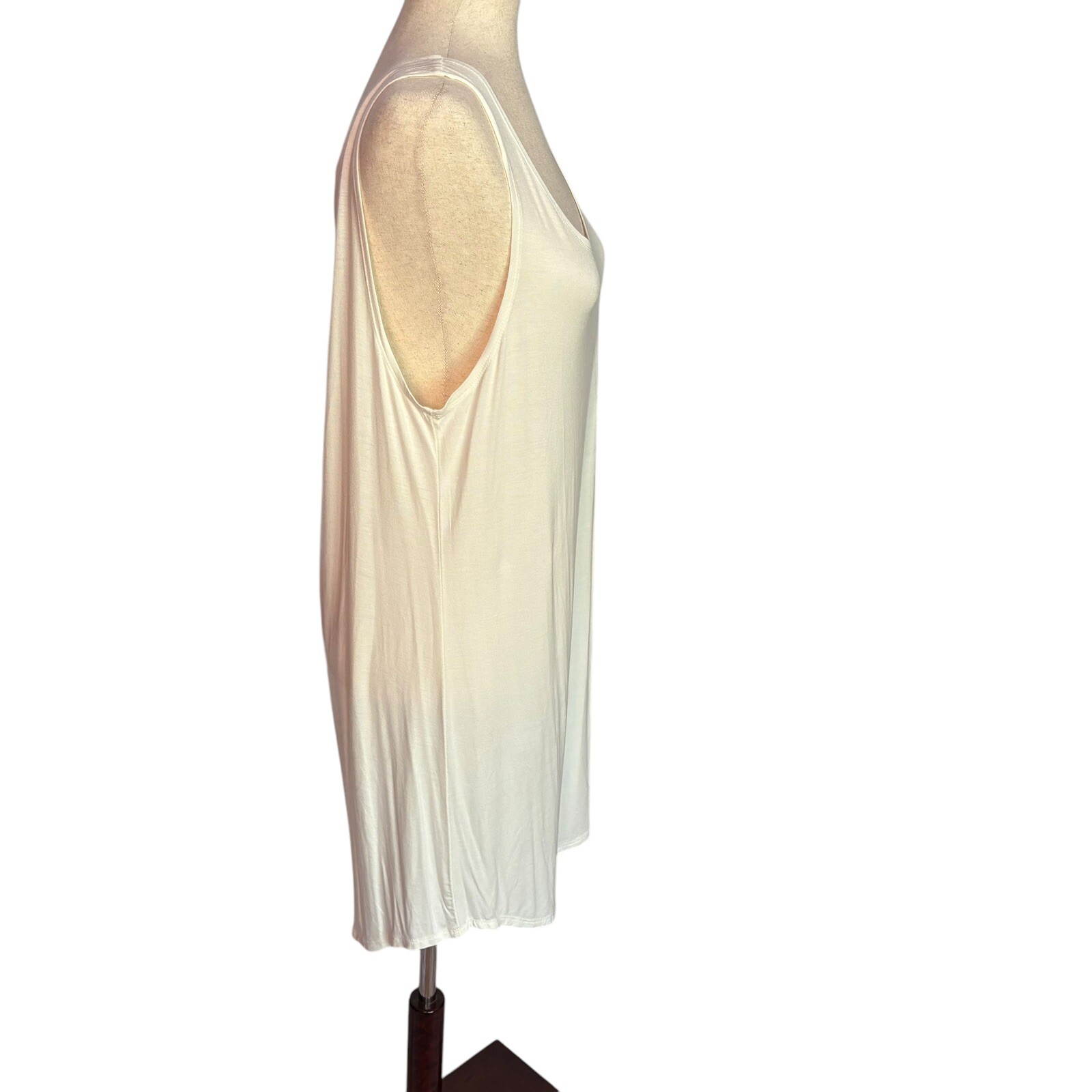 LOGO Layers by Lori Goldstein Large Ivory Regular Curved Hem Tank A235496 NEW