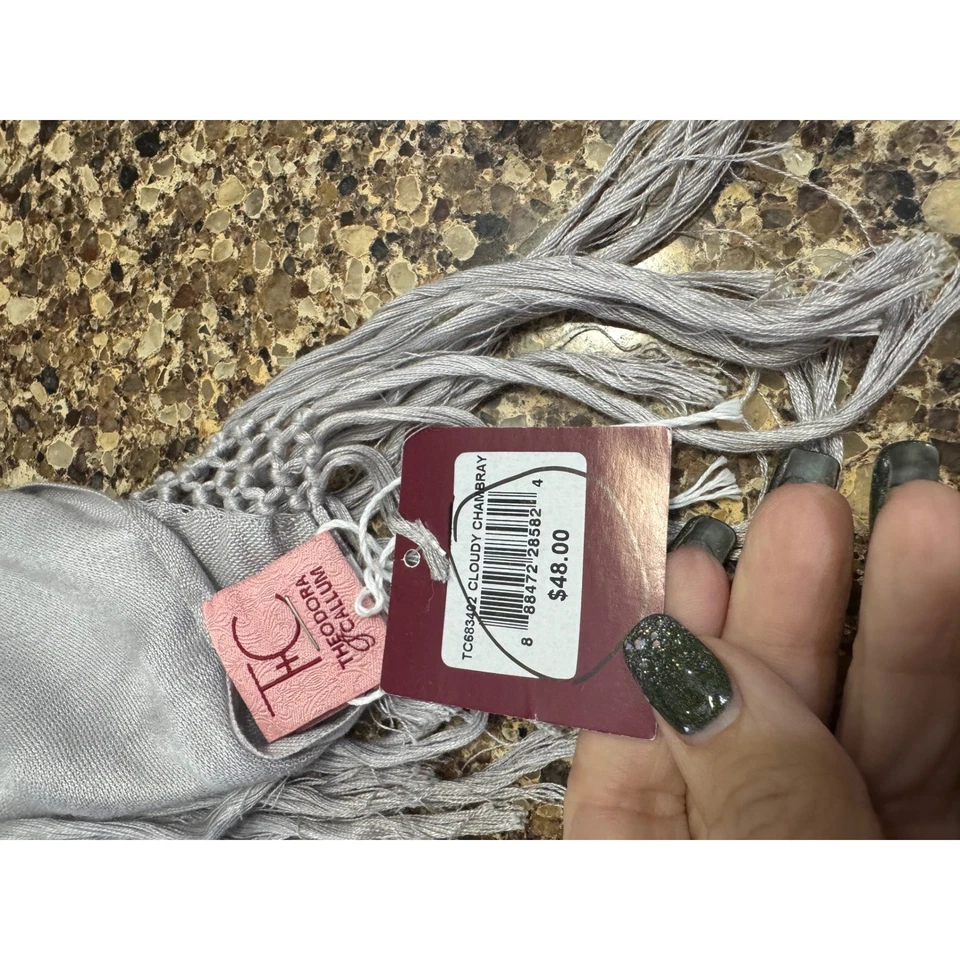 Bufanda envolvente Theodora & Callum gris brillante pashmina con borlas Foto 4 de 4