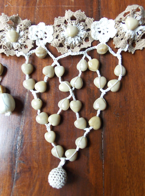 Collier Ras De Cou Fantaisie Mauve Et Vert - Perles De Verre Et Coton - Fait Main En France - Création Sylvette Raisonnier