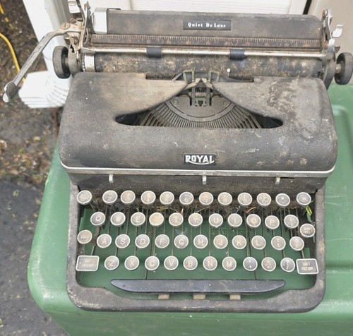 1940’s Vintage Royal Quiet Deluxe Portable Typewriter No Case