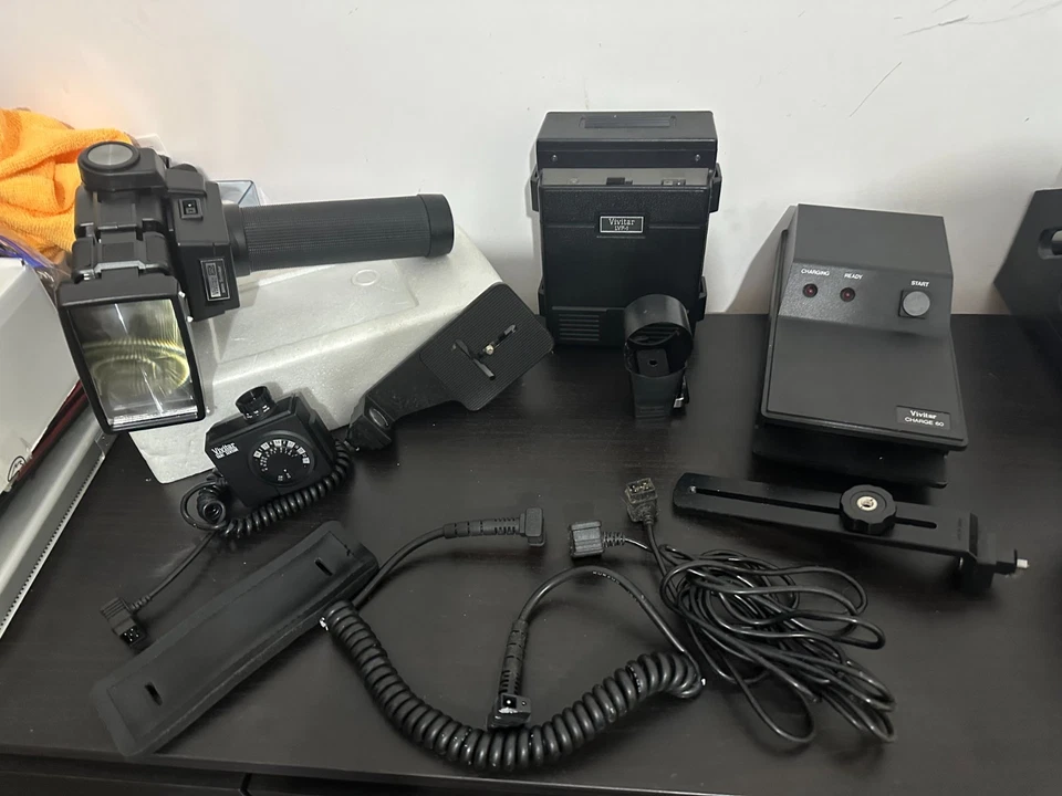Vivitar 365 Zoom Thyristor Flash  w/ Charger, VP-1, Brackets & Cables UNTESTED - Image 2 of 3