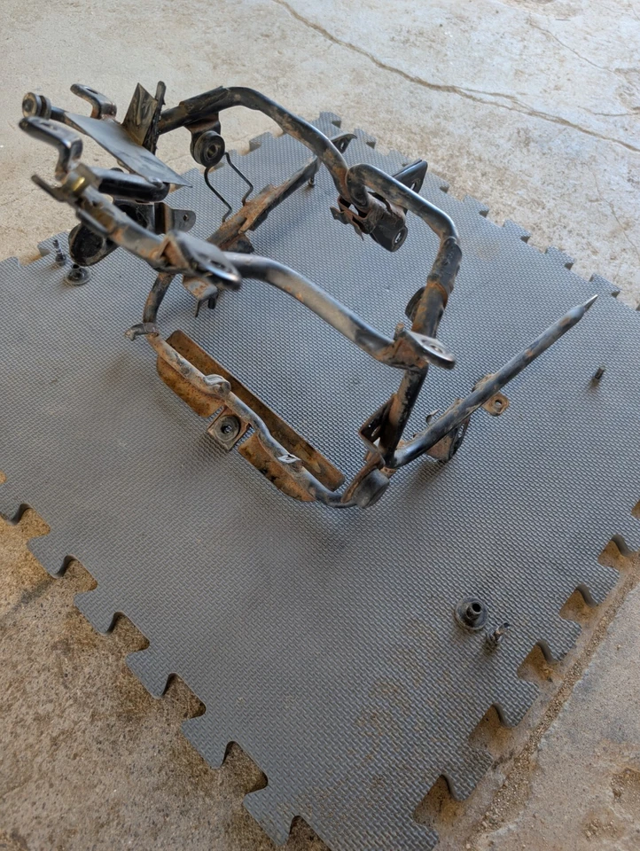 OEM 1984 Honda VF1000F Interceptor Upper Fairing Frame Mount Bracket + Bolts Foto 3 de 4