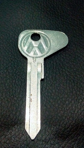New VW Volkswagen Logo Key Blank Uncut key VW 60-80 NOS - Picture 2 of 6