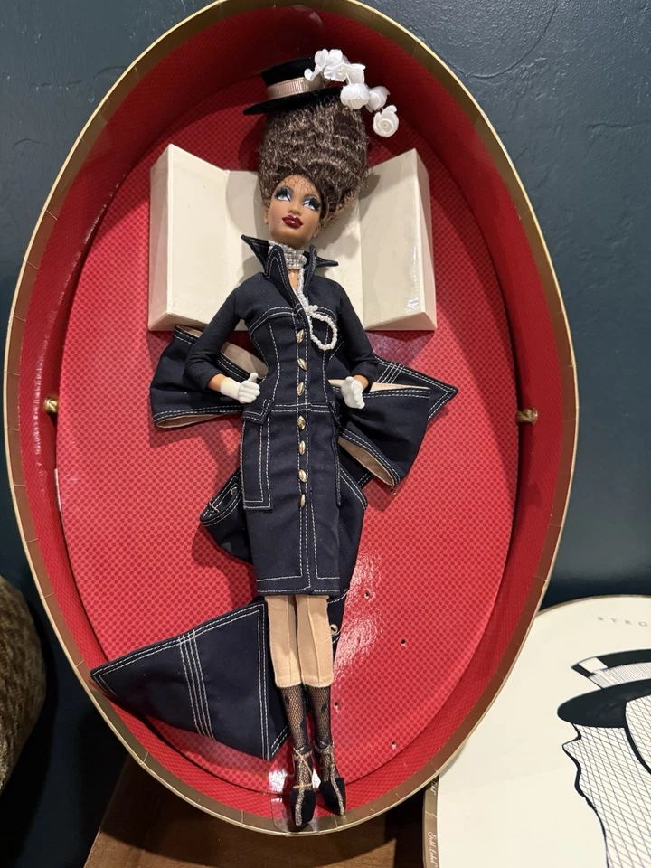 💋 2007 Pepper Barbie Byron Lars Gold Label Chapeaux Collect COA & Display Case - Image 2 of 4