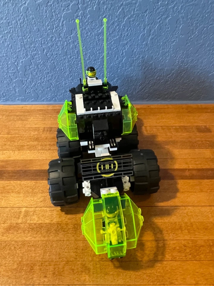 Lego - Blacktron 2 - 6933 - Spectral Starguider - 100% Complete - Instructions - Image 3 of 4