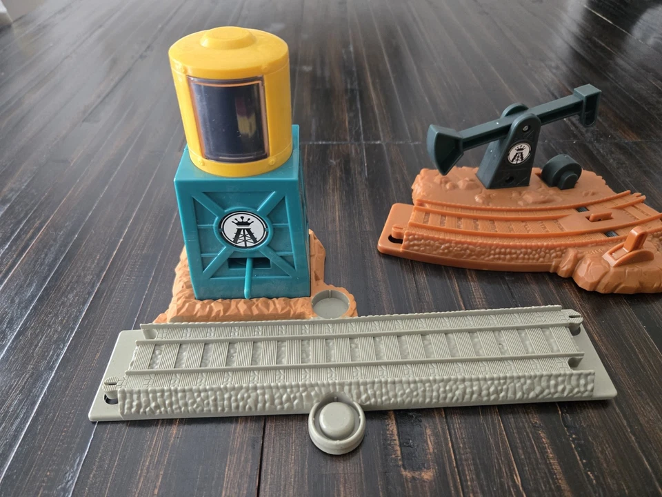 LOT OF 4 Thomas & Friends Trackmaster Pump Fill Oil Station Derrick Rig Dart - Image 4 of 4