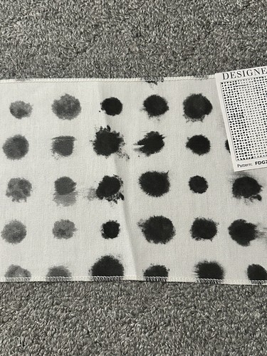 Muestra de tela de gremio de diseñadores 29,75”x7,25” Amlapura gotas de tinta a lunares grafito - Imagen 24 de 24