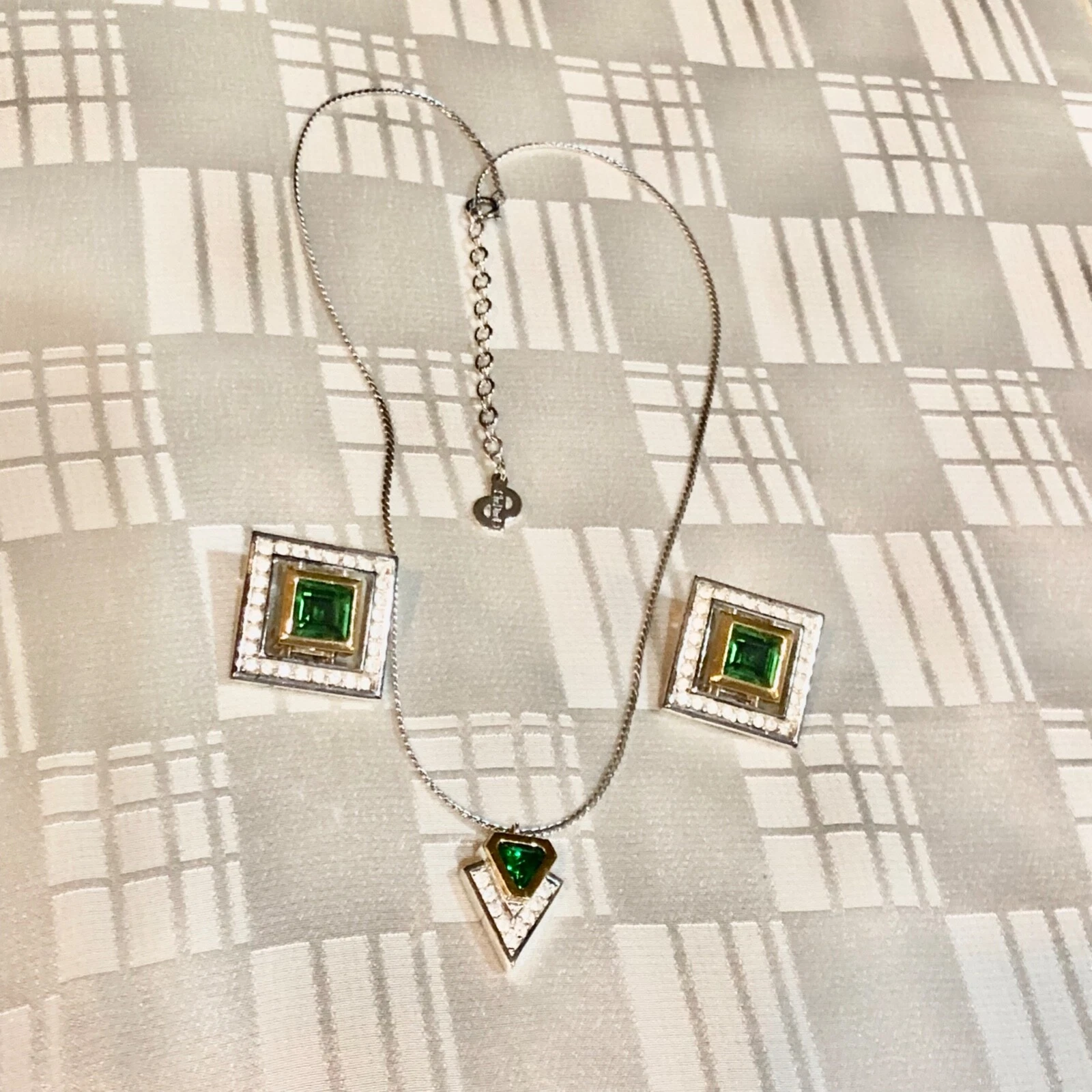 Ensemble collier et boucles d'oreilles cristallin vert émeraude et glace Christian Dior   V
