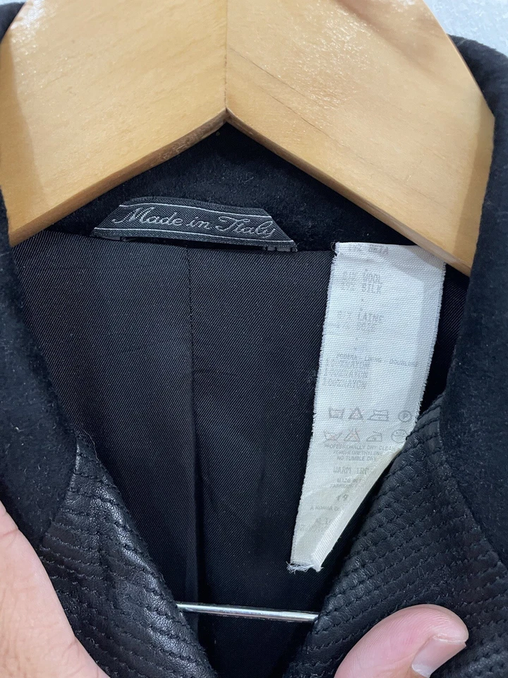 CHAQUETA ESTILO BLAZER DE LANA NEGRA CON RIBETE DE CUERO GIANNI VERSACE Foto 3 de 4