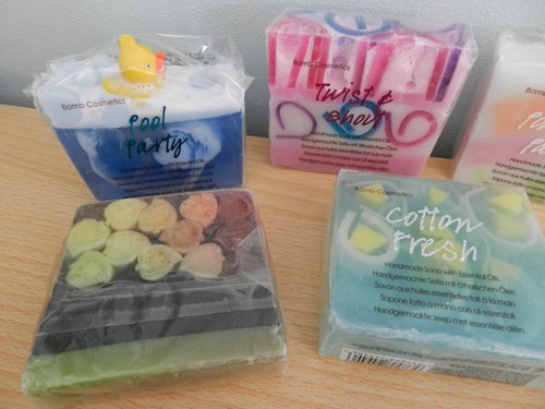 BOMB COSMETICS - 7 Bar Soaps With 2 Ceramic Soap Dishes - Pool Party, Cotton New - Picture 3 of 4