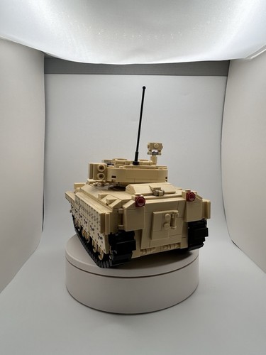 Brickmania Bradley Fighting Vehicle - Picture 3 of 4