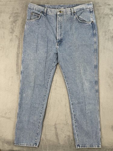Wrangler Jeans Mens 40x34 Blue Light Wash Denim Classic Fit Straight Rugged Wear - Picture 1 of 9