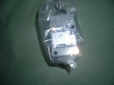 INTERRUTTORE DI LIMITAZIONE A STANTUFFO A RULLI SQUARE D B52D 9007 M11 SER B. MACCHINA NUOVA IMBALLATA