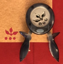 Fiskars Large HOLLY JOLLY Easy Squeeze Punch Holly Berries & Leaves Christmas