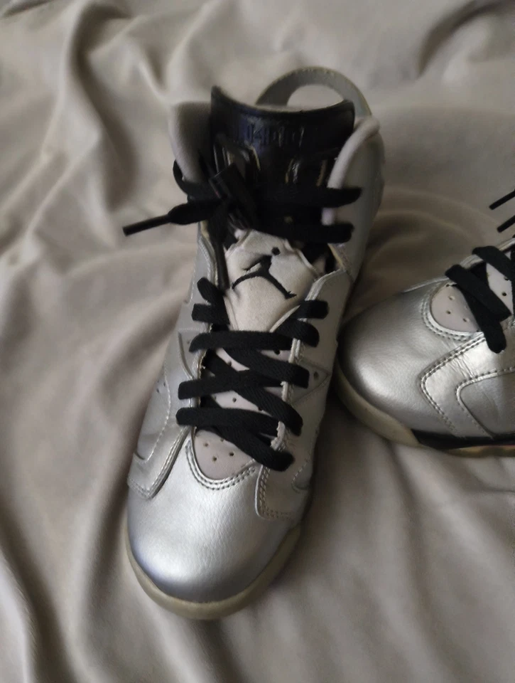 Jordan Grade School 6 años edición San Valentín plateado/rosa Foto 2 de 4