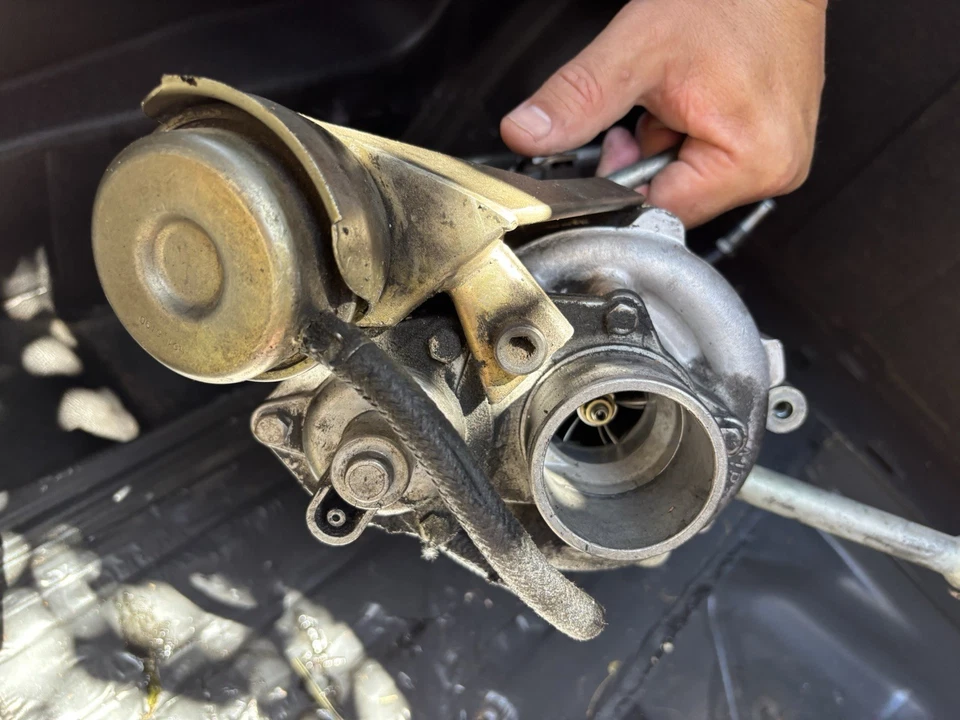 Conjunto turbocompresor Garrett Mercedes-Benz 1987 300D turbo diésel buen estado. Foto 3 de 4