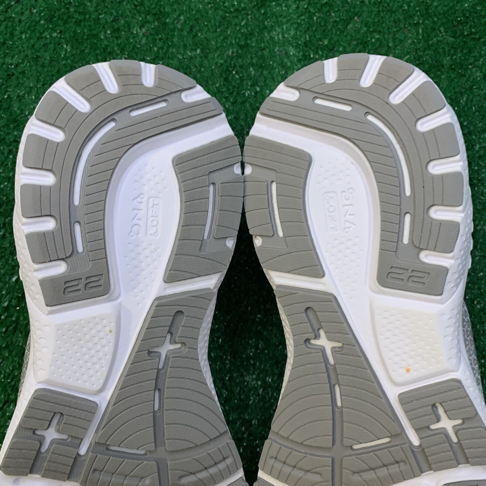 Brooks Women Size 9 Narrow 2A Adrenaline GTS 22 Gray Running Shoes