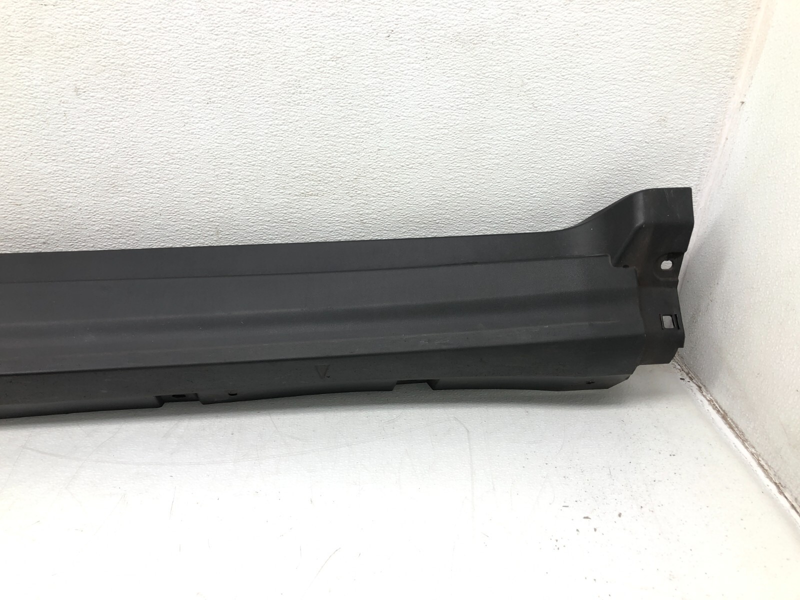 2017-2022 MASERATI LEVANTE LEFT DRIVER SIDE SKIRT ROCKER PANEL MOLDING OEM.