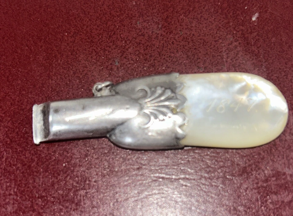 Antiguo juguete mordedor silbato bebé plata y madreperla 1847 marcado Foto 2 de 4