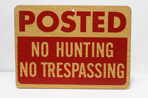 VINTAGE POSTED NO HUNTING NO TRESPASSING SIGN RED & WOODGRAIN WALL PLAQUE RUSTIC