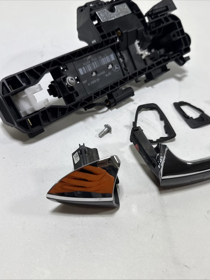 Оригинальная правая наружная дверная ручка Mercedes W212 E350 C350 10–17 годов выпуска без ключа - Изображение 2 из 4