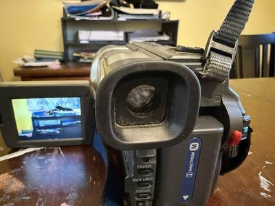 Sony Handycam Vision CCD-TRV608 NTSC Video Hi8 Camcorder Bundle-Turns On