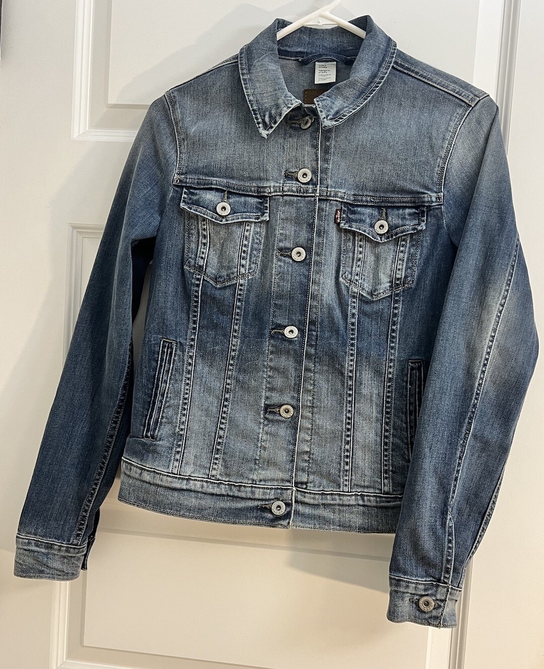 Levi's Trucker Jacket Womens Medium M Blue Button-Up Distressed Denim