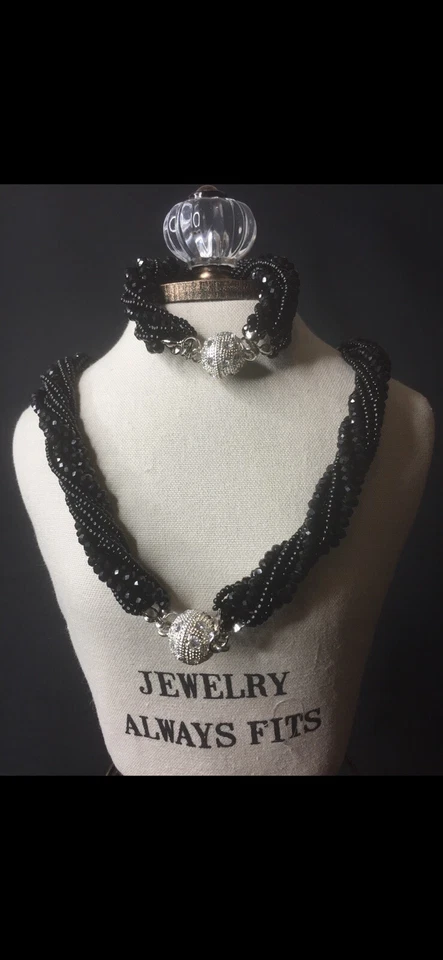 Conjunto de collar y pulsera negra con cristales sutiles para mujer Foto 4 de 4