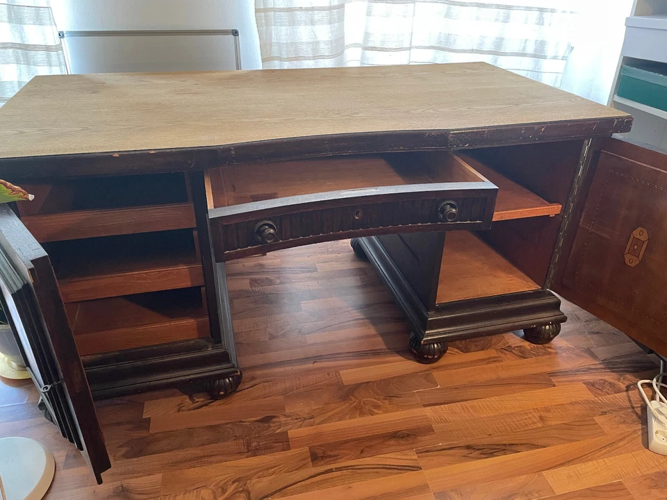 Schreibtisch aus Massivholz, vintage, abzuholen in Berlin-Wedding