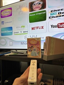 Nintendo Wii RVL-001 (Pink Wrap) Plays GameCube, W/Remote Bag & Princess Game